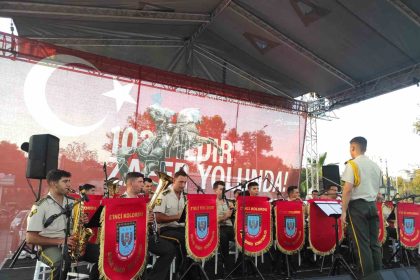 5-kolordu-kara-kuvvetleri-komutanligi-bandosu-tekirdagda-zafer-bayrami-coskusu-yasatti