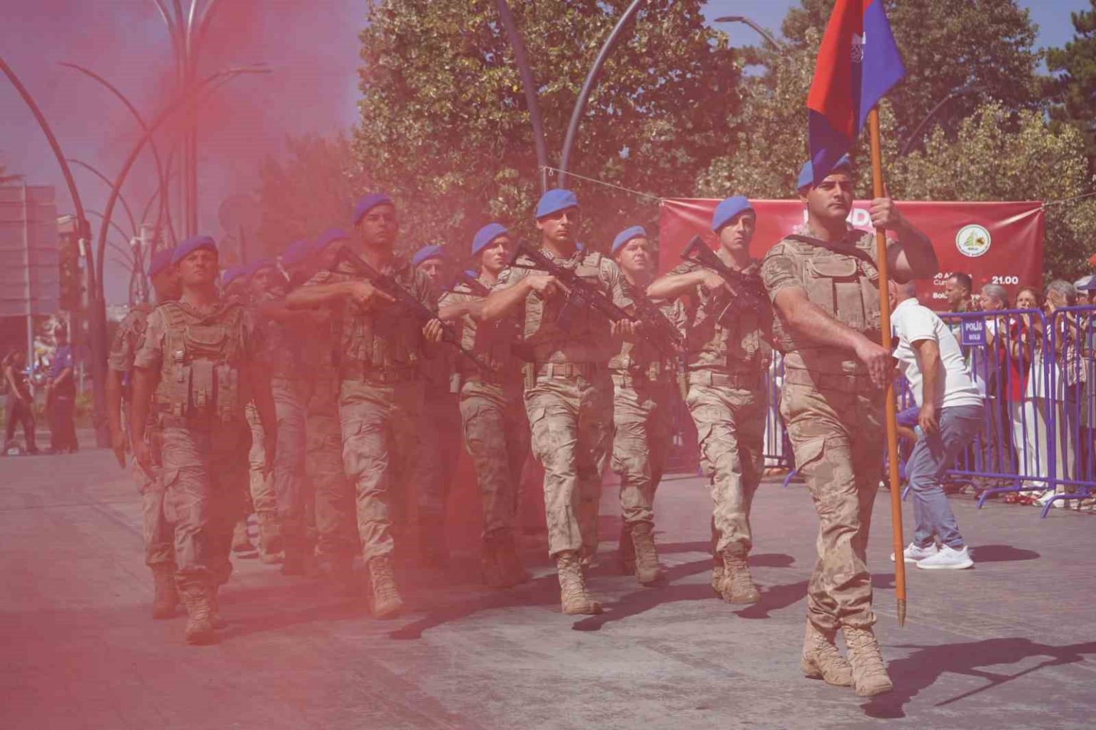 boluda-komandolar-zafer-bayraminda-caddeyi-coskuyla-inletti
