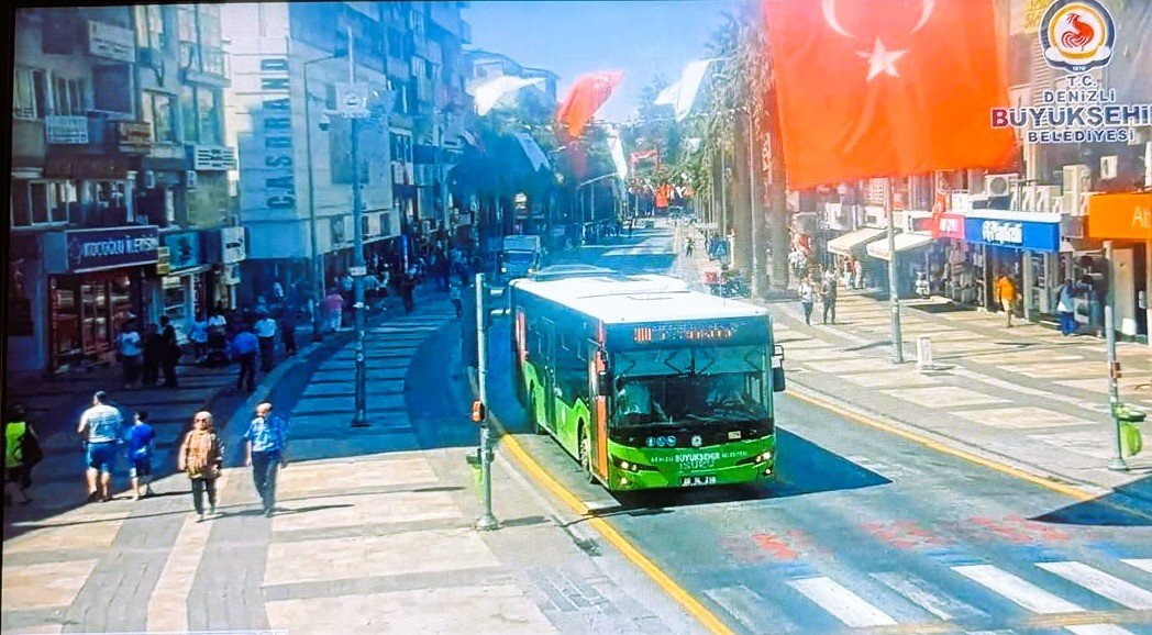 chpli-denizli-buyuksehirde-skandal-30-agustos-unutuldu-otobuslere-bayrak-asilmadi