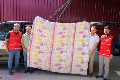 deprem-sehri-kahramanmarasta-esnaf-bin-adet-yorgan-bagisi-yapti