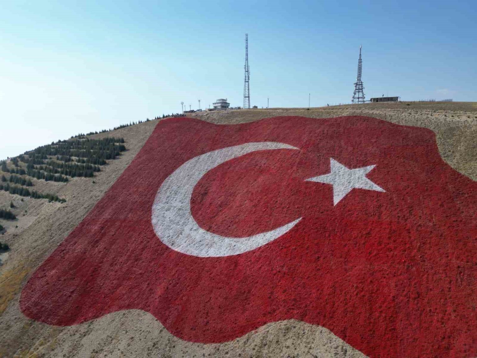 dunyanin-en-buyuk-turk-bayragi-ahir-dagina-yapildi-savas-ucaklari-selamladi