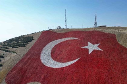 dunyanin-en-buyuk-turk-bayragi-ahir-dagina-yapildi-savas-ucaklari-selamladi
