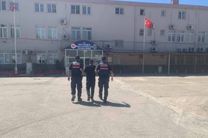 iki-ayri-suctan-aranan-sahis-yol-kontrolunde-yakalandi