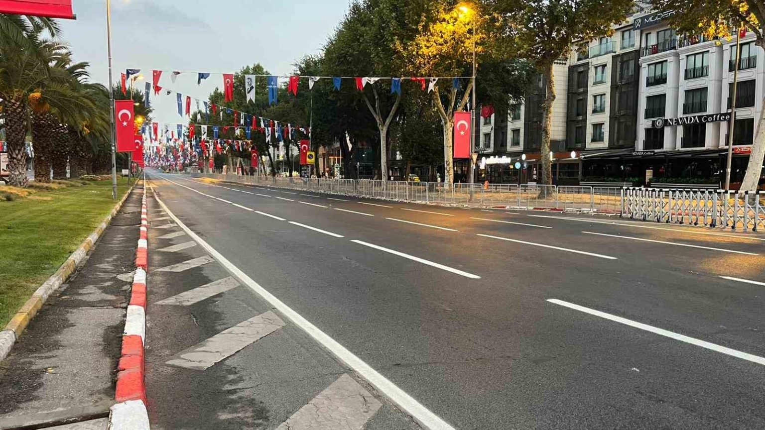 istanbulda-30-agustos-zafer-bayrami-kutlamalari-nedeniyle-vatan-caddesi-trafige-kapatildi