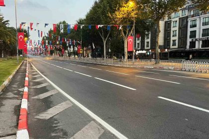 istanbulda-30-agustos-zafer-bayrami-kutlamalari-nedeniyle-vatan-caddesi-trafige-kapatildi
