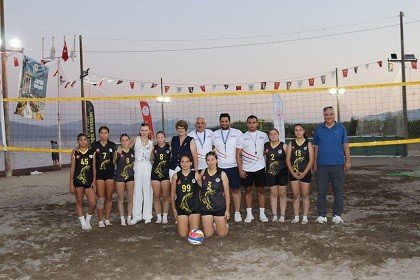 koycegizde-evinin-sultanlari-plajda-zafer-kupasi-voleybol-turnuvasi-basladi
