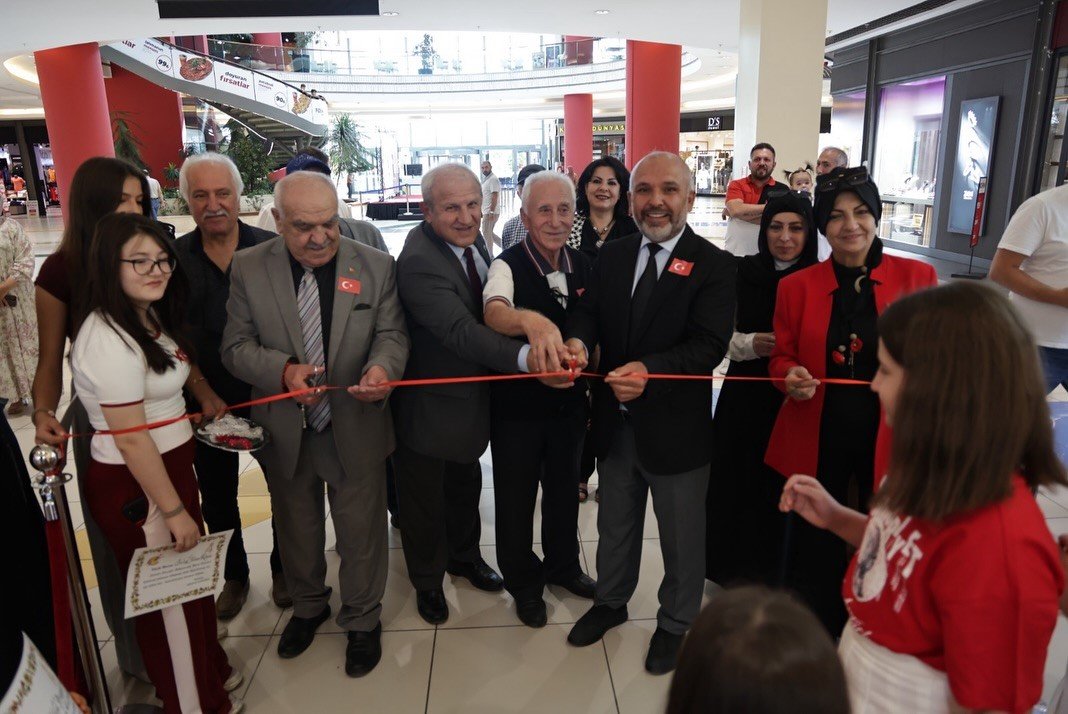 kutahyada-minik-fircalarla-30-agustos-sergisi-acildi