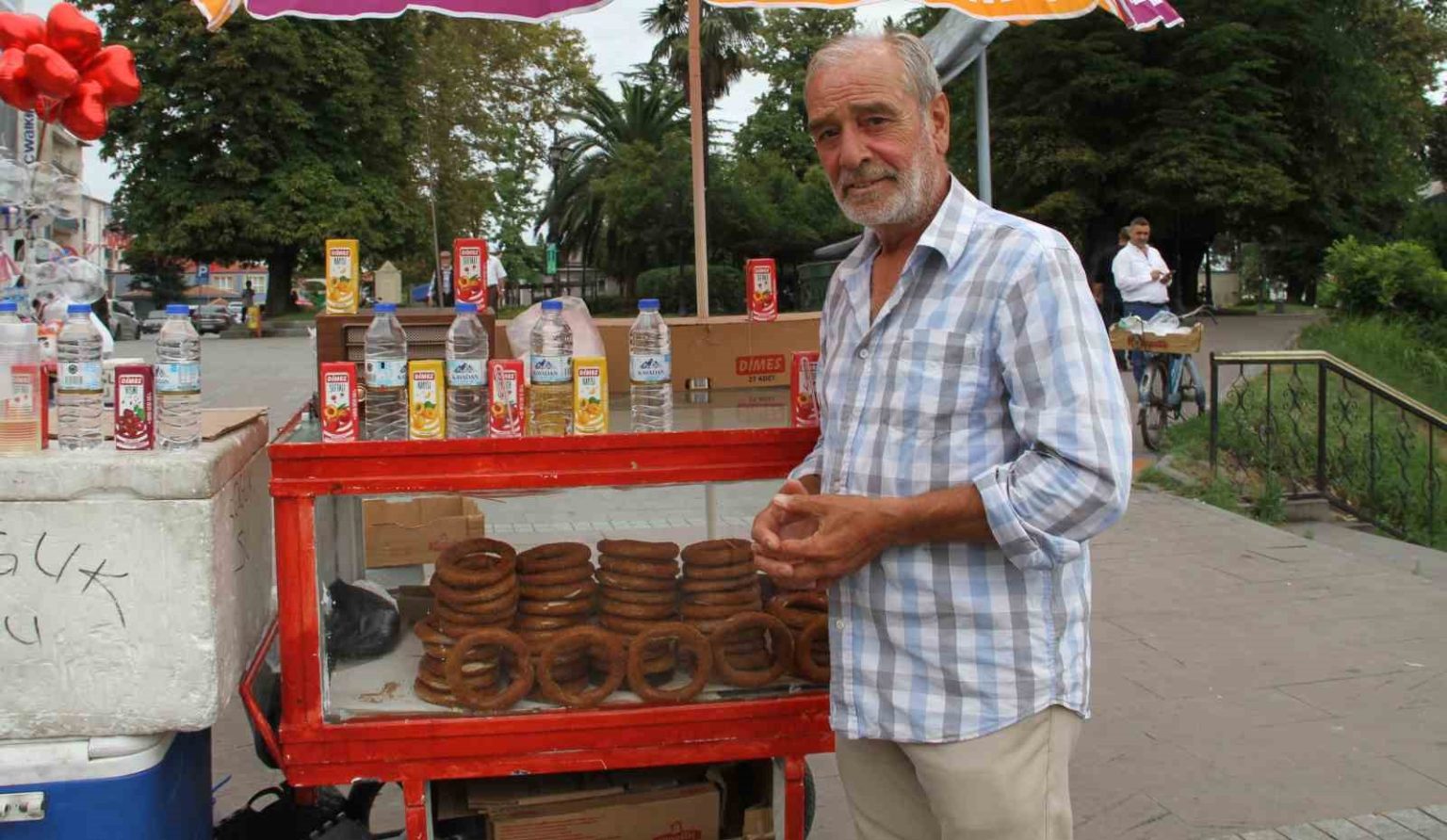 nefesi-turkulere-yetmedi-tarihi-koprude-simit-satiyor