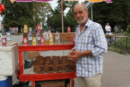 nefesi-turkulere-yetmedi-tarihi-koprude-simit-satiyor