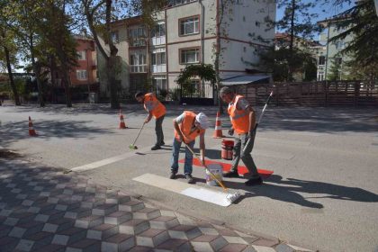 okul-onlerindeki-cizgi-ve-yaya-gecisleri-boyandi