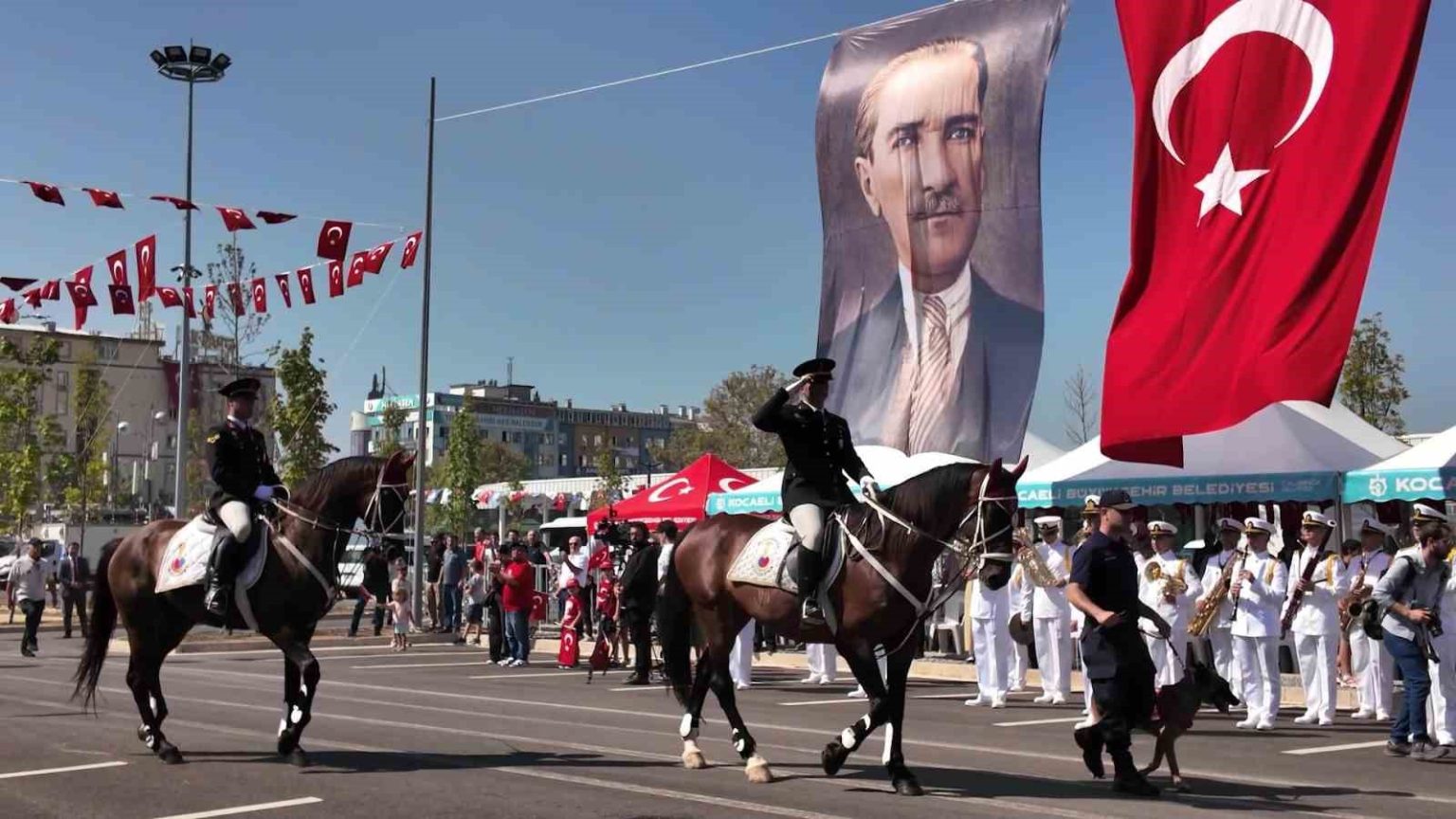 zafer-bayrami-sevinci-meydanlara-tasindi