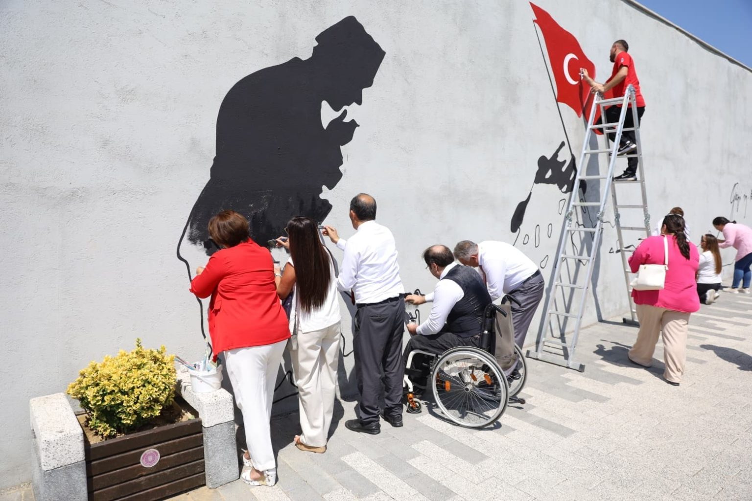 zafer-ruhu-sehitlik-abidesi-duvarlarina-yansitildi