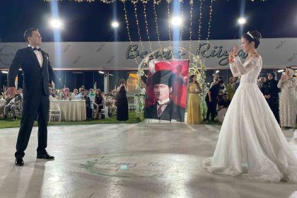 30-agustosta-damat-ve-gelinden-zeybek-gosterisi