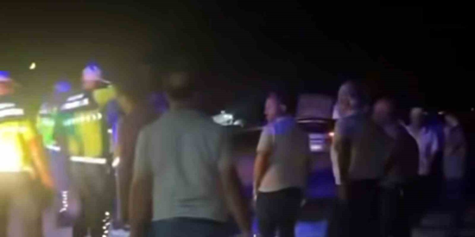 arabanda-yolun-karsisina-gecmeye-calisan-yayaya-otomobil-carpti-1-olu