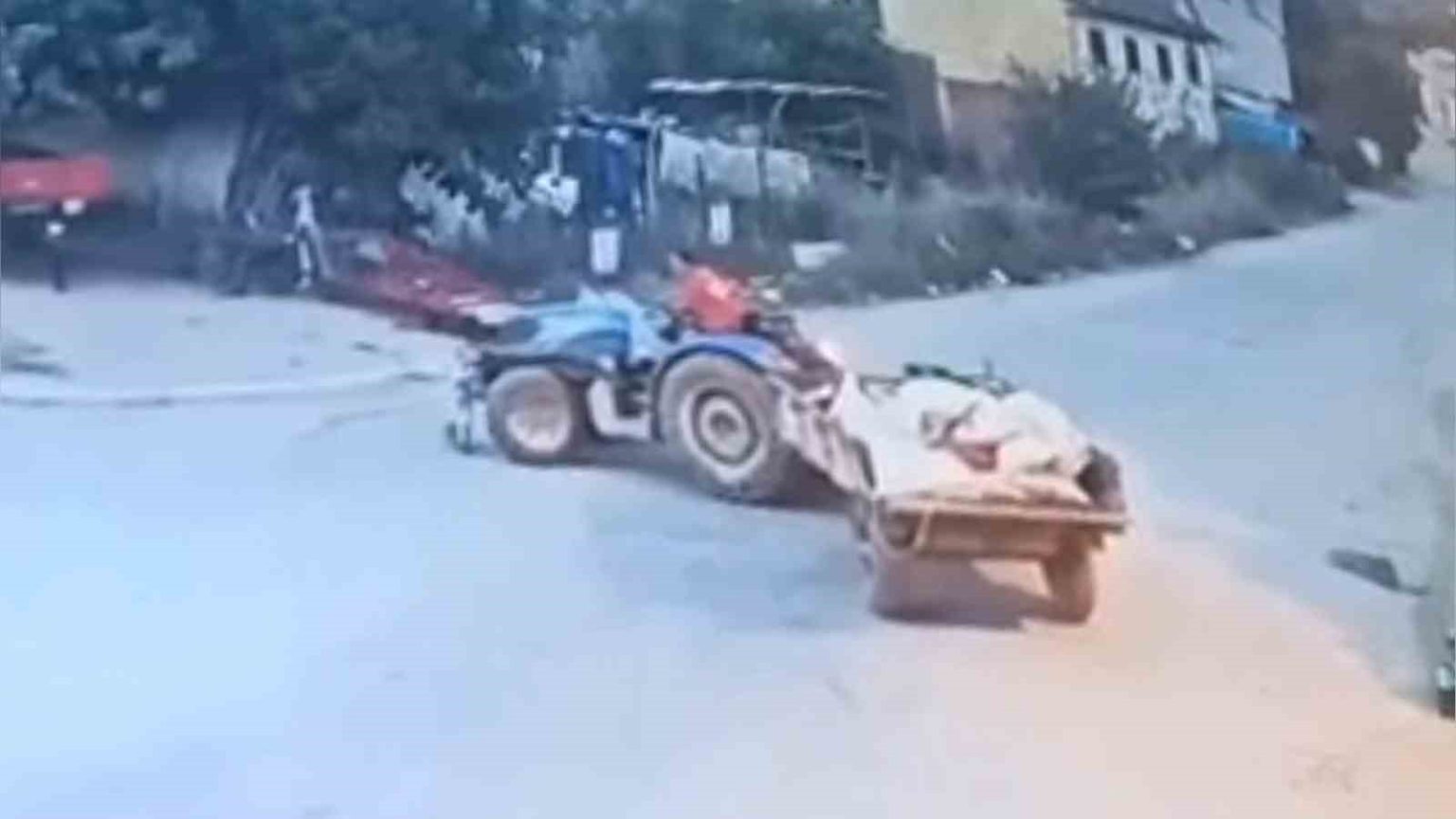 bursada-traktorun-altinda-kalan-cocugun-goruntuleri-ortaya-cikti