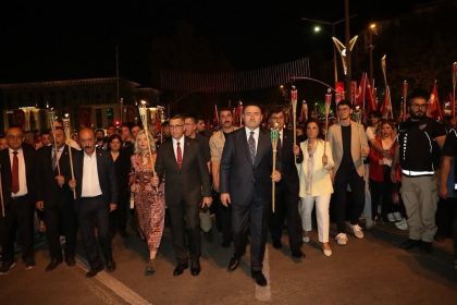buyuk-zaferin-103-yili-bayrak-yuruyusu-ve-fener-alayi-ile-taclandi
