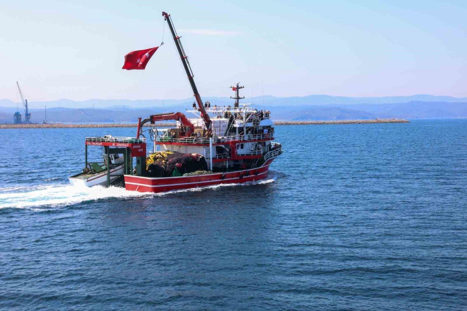 canakkalede-balikcilar-vira-bismillah-diyerek-denize-acildi
