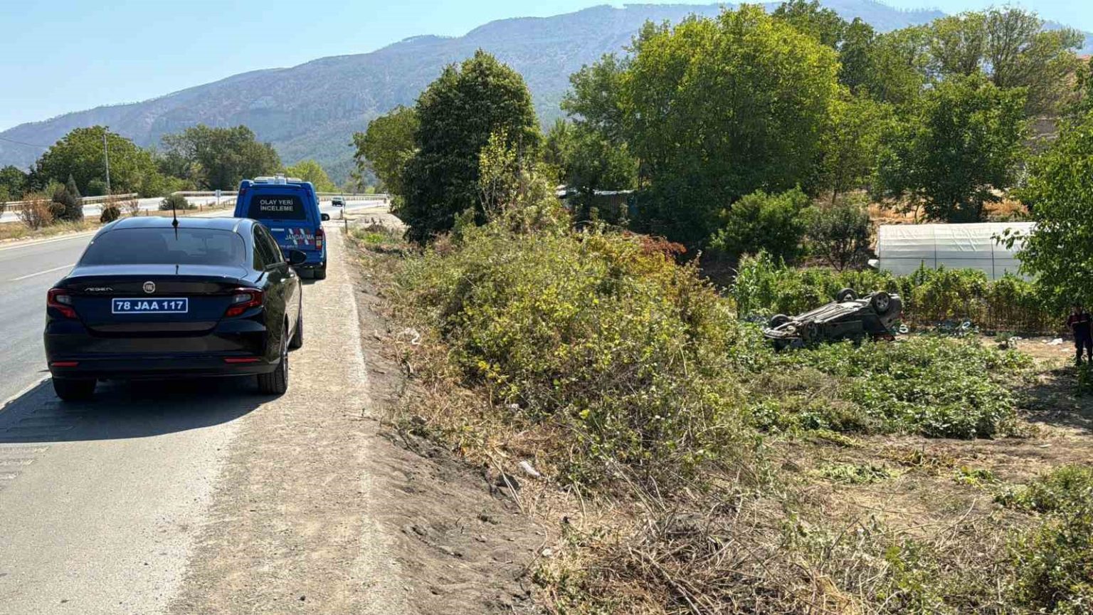 carpisan-otomobillerden-biri-takla-atip-bahceye-uctu-1i-agir-5-yarali