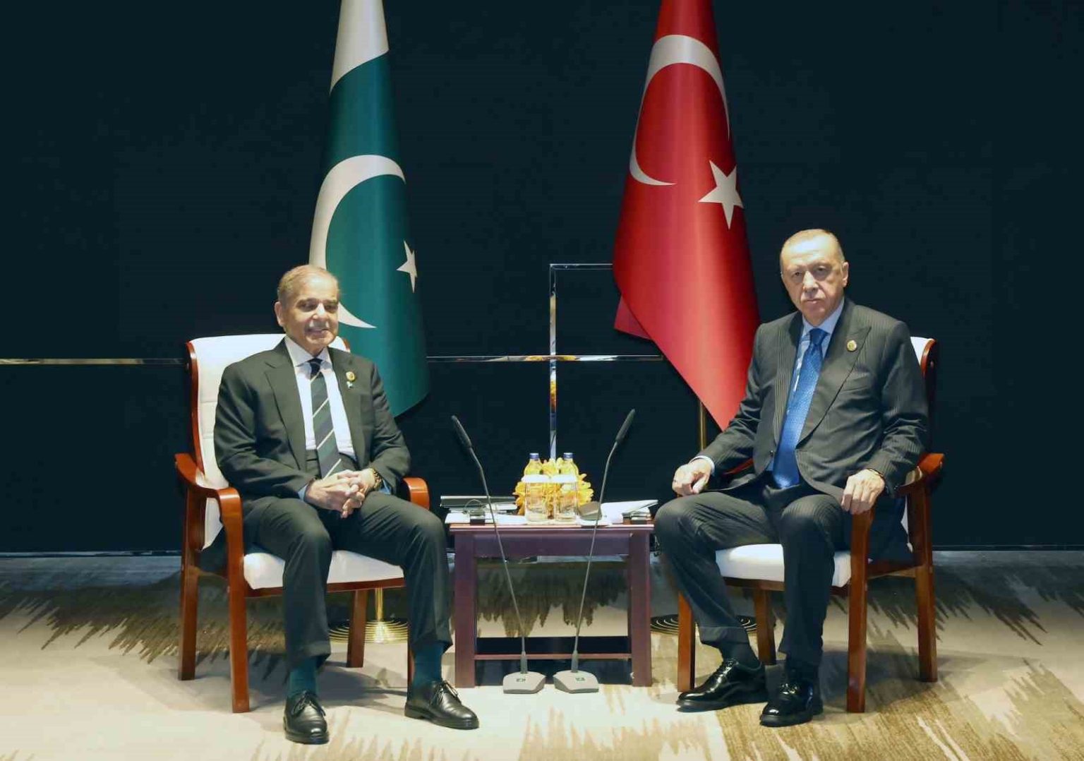 cumhurbaskani-erdogan-pakistan-basbakani-serif-ile-gorustu