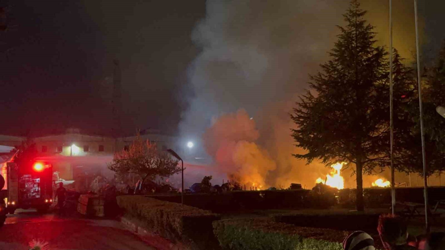 duzcede-ahsap-fabrikasinin-bahcesinde-yangin