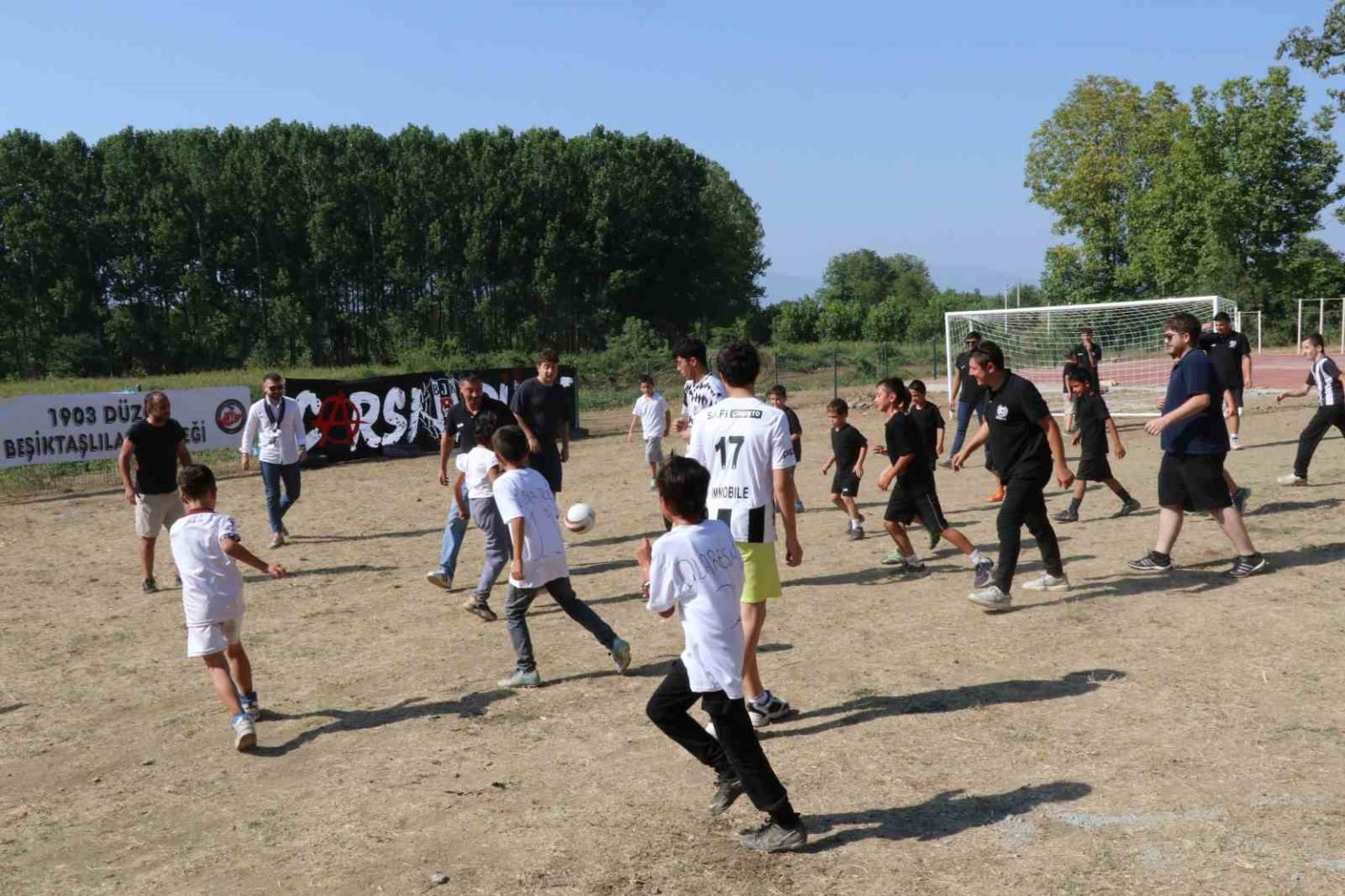 duzceli-besiktaslilar-koy-okulunu-boyayip-spor-alanlari-yapti