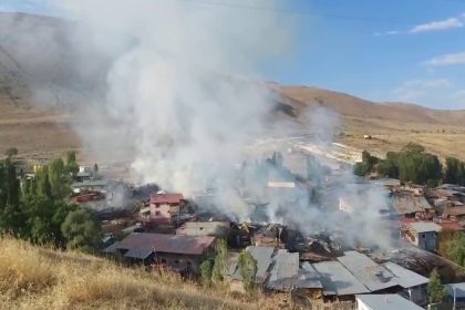 erzurumda-koyde-cikan-yanginda-15-ev-kullanilamaz-hale-geldi