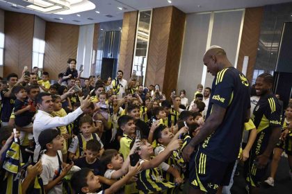 fenerbahceli-futbolcular-ankarada-cocuklarla-bulustu