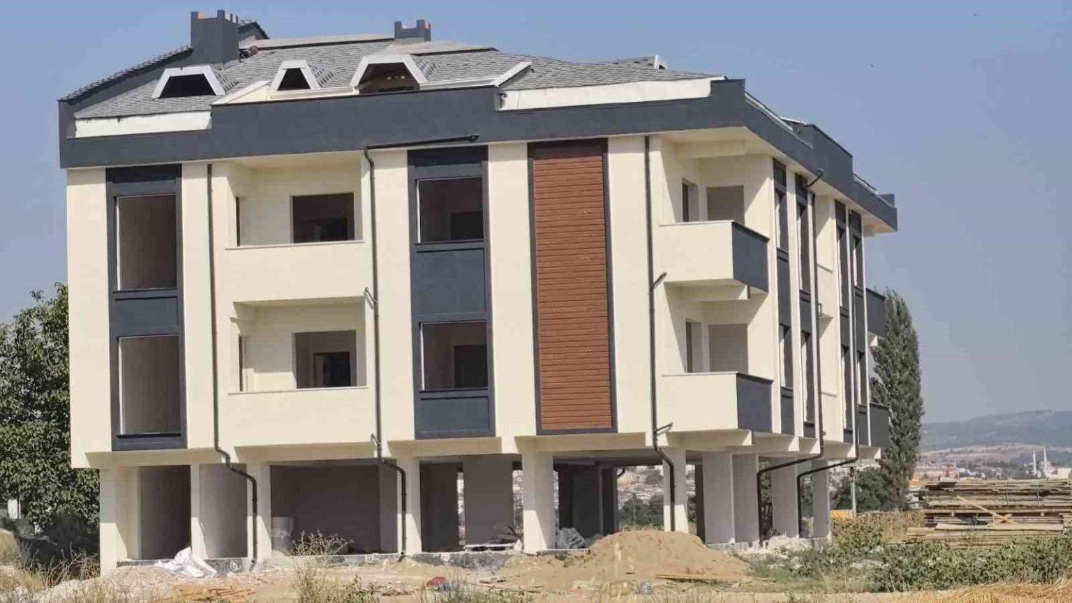havalandirma-bosluguna-dusen-insaat-iscisi-agir-yaralandi