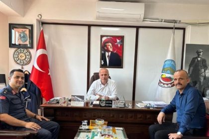 ilce-jandarma-komutani-soy-belediye-baskani-torunu-makaminda-ziyaret-etti
