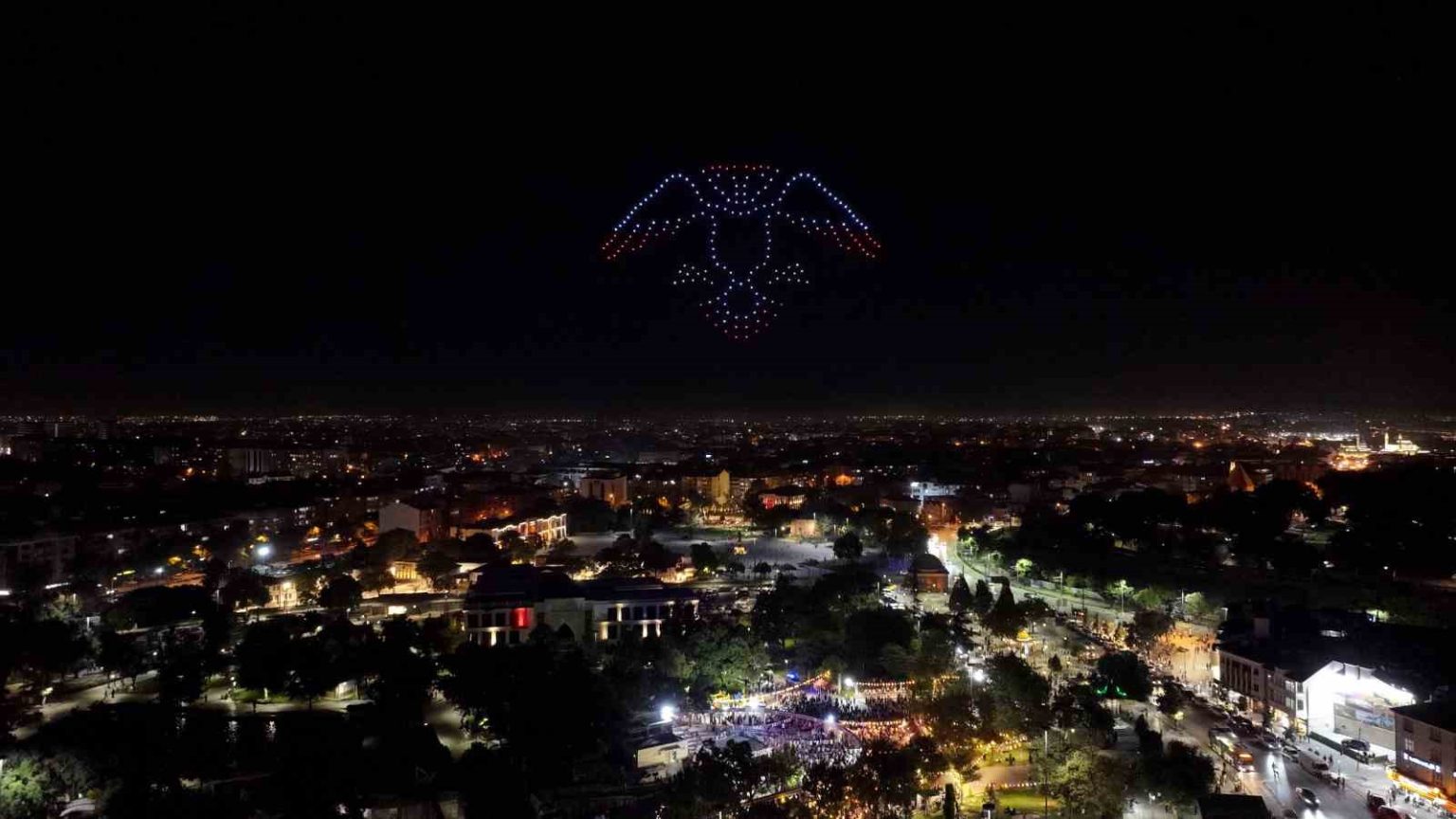 konya-buyuksehir-30-agustos-zafer-bayramina-ozel-250-dron-ile-isik-gosterisi-gerceklestirdi