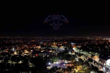 konya-buyuksehir-30-agustos-zafer-bayramina-ozel-250-dron-ile-isik-gosterisi-gerceklestirdi