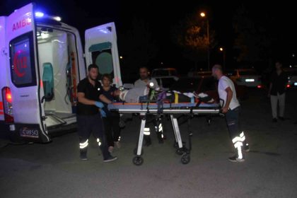 konyada-otomobiller-carpisti-2si-agir-4-yarali