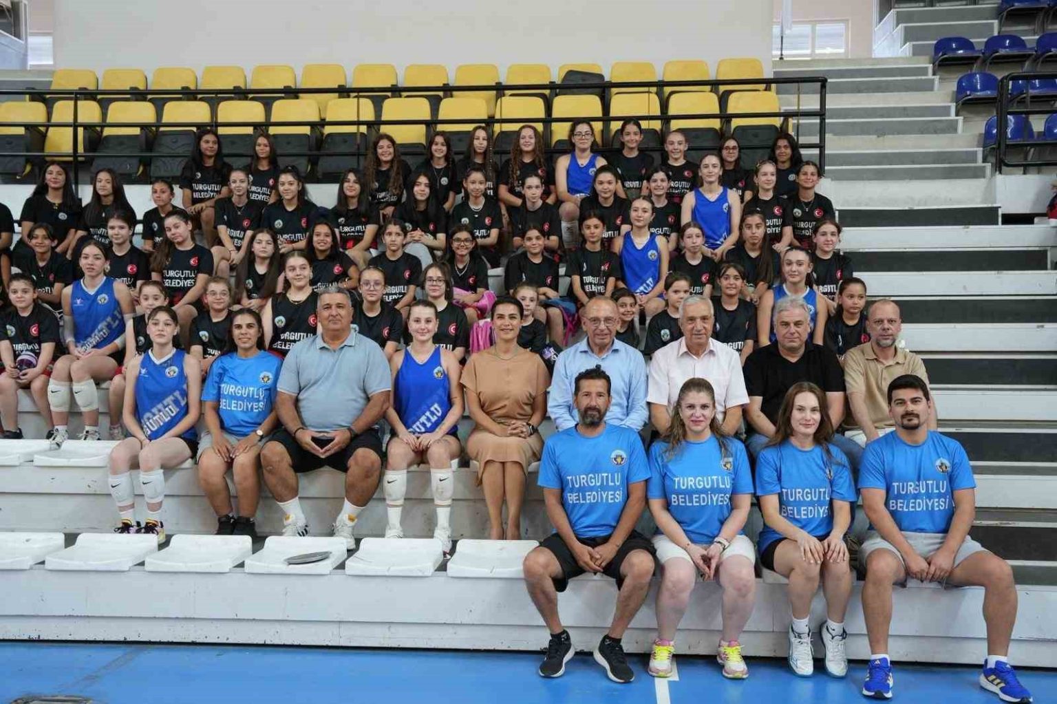 minik-voleybolcular-basari-belgelerini-baskan-akindan-aldi
