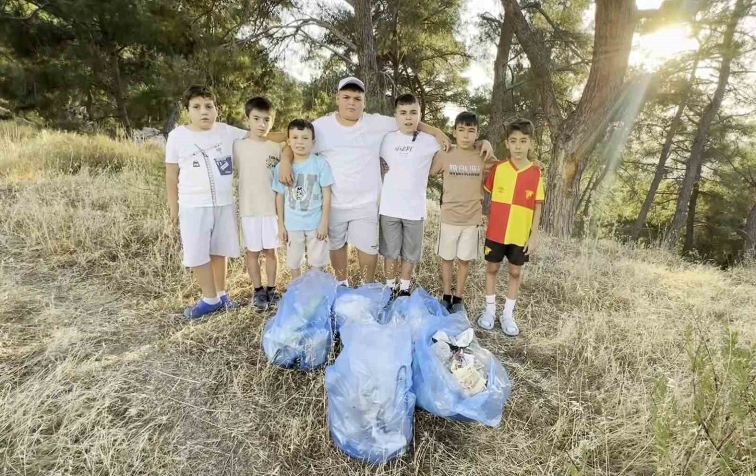 orman-yanginindan-etkilendiler-copleri-toplayarak-buyuklerine-ornek-oldular
