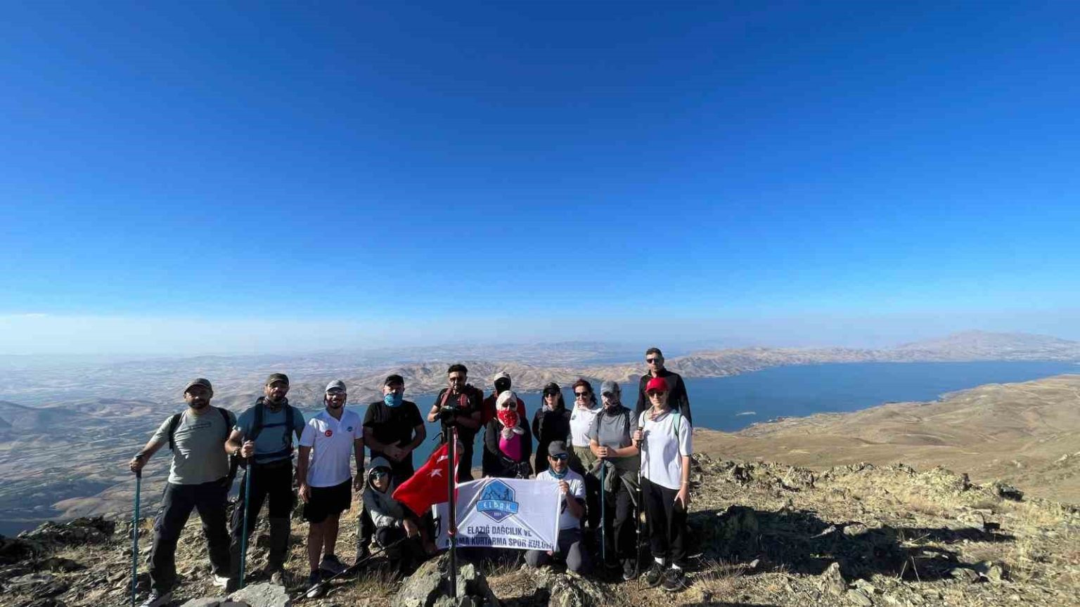 turk-bayragi-hazarbaba-dagi-zirvesinde-dalgalandi