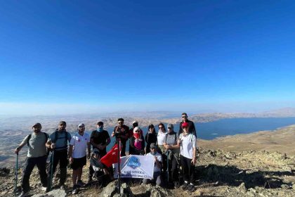 turk-bayragi-hazarbaba-dagi-zirvesinde-dalgalandi