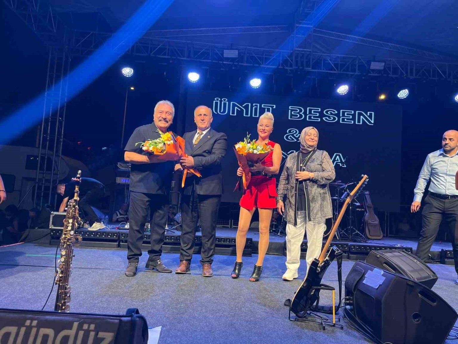 umit-besen-ve-pamela-incirliova-halki-ile-bulustu