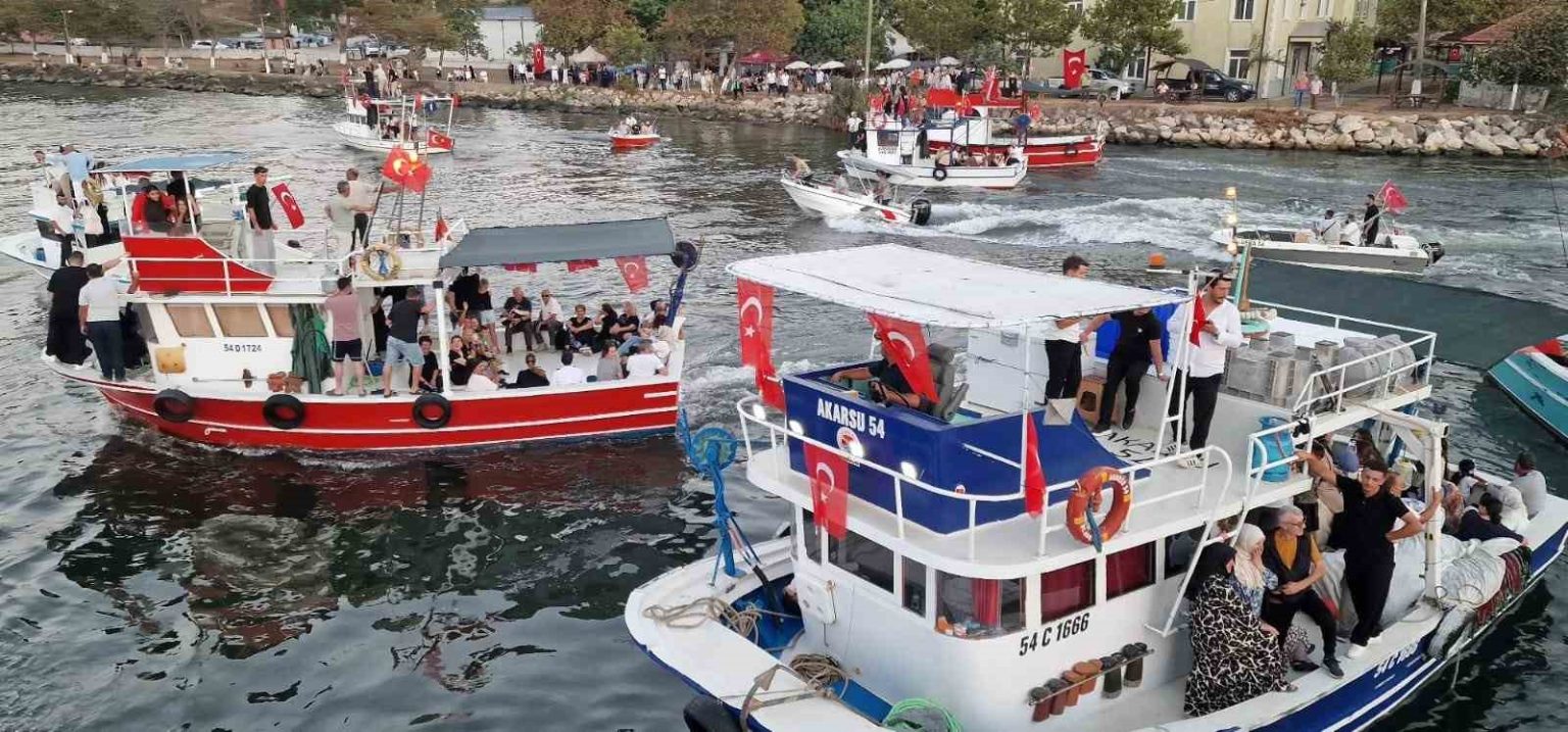 balikcilar-av-sezonunun-acilmasini-teknelerde-mesale-yakarak-kutladi