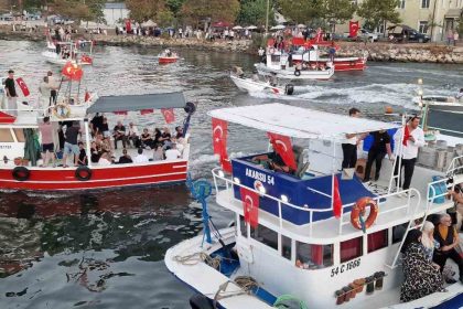 balikcilar-av-sezonunun-acilmasini-teknelerde-mesale-yakarak-kutladi