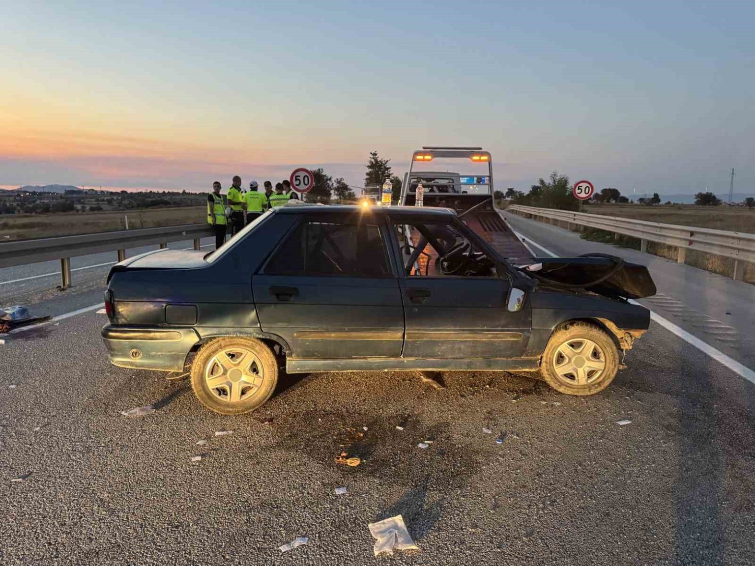 kastamonuda-otomobil-bariyerlere-carpti-2si-agir-5-yarali