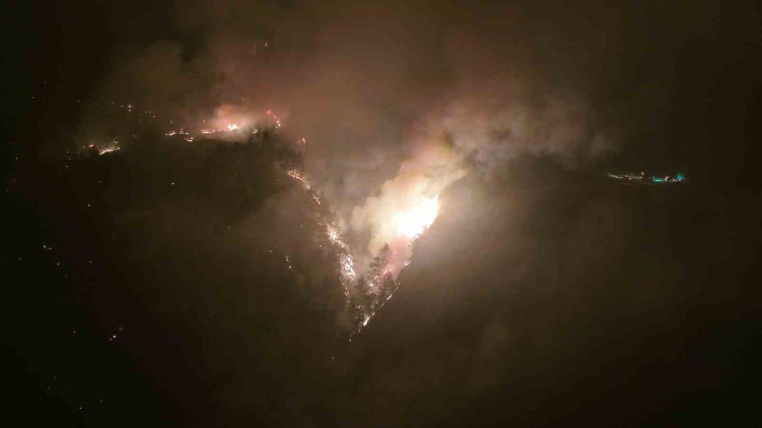 yanginin-5-gununde-gece-calismalari-boyle-goruntulendi