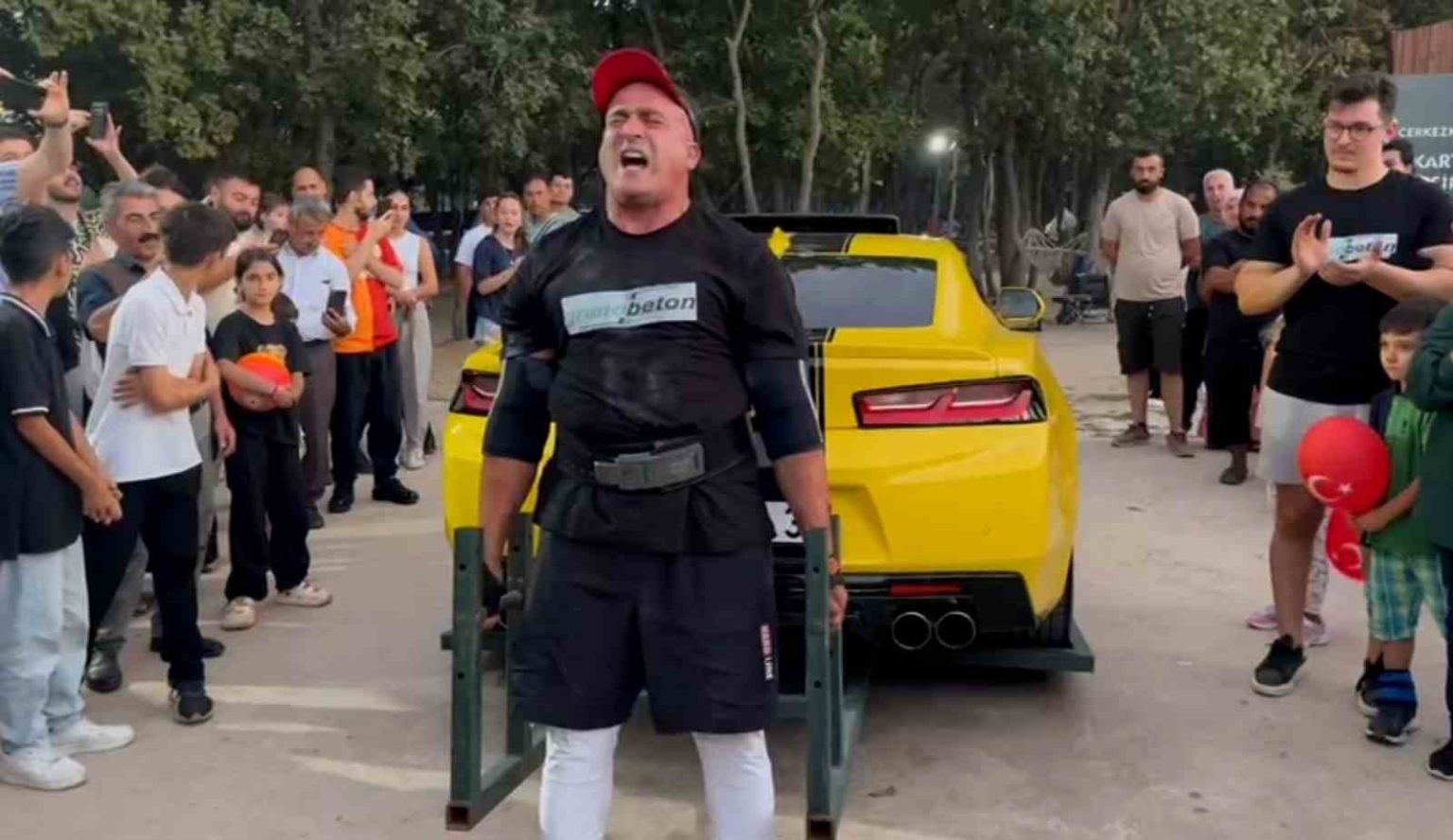 1-ton-700-kilogramlik-luks-araci-kaldirdilar