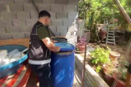 adanada-2-bin-930-litre-kacak-icki-ele-gecirildi