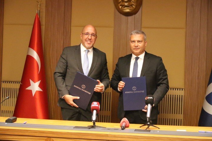anadolu-universitesi-4-bin-333-calisani-icin-111-bin-500-tllik-rekor-anlasmaya-imza-atti
