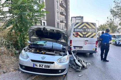 ankarada-otomobil-ile-servis-minibusu-kafa-kafaya-carpisti-12-yarali
