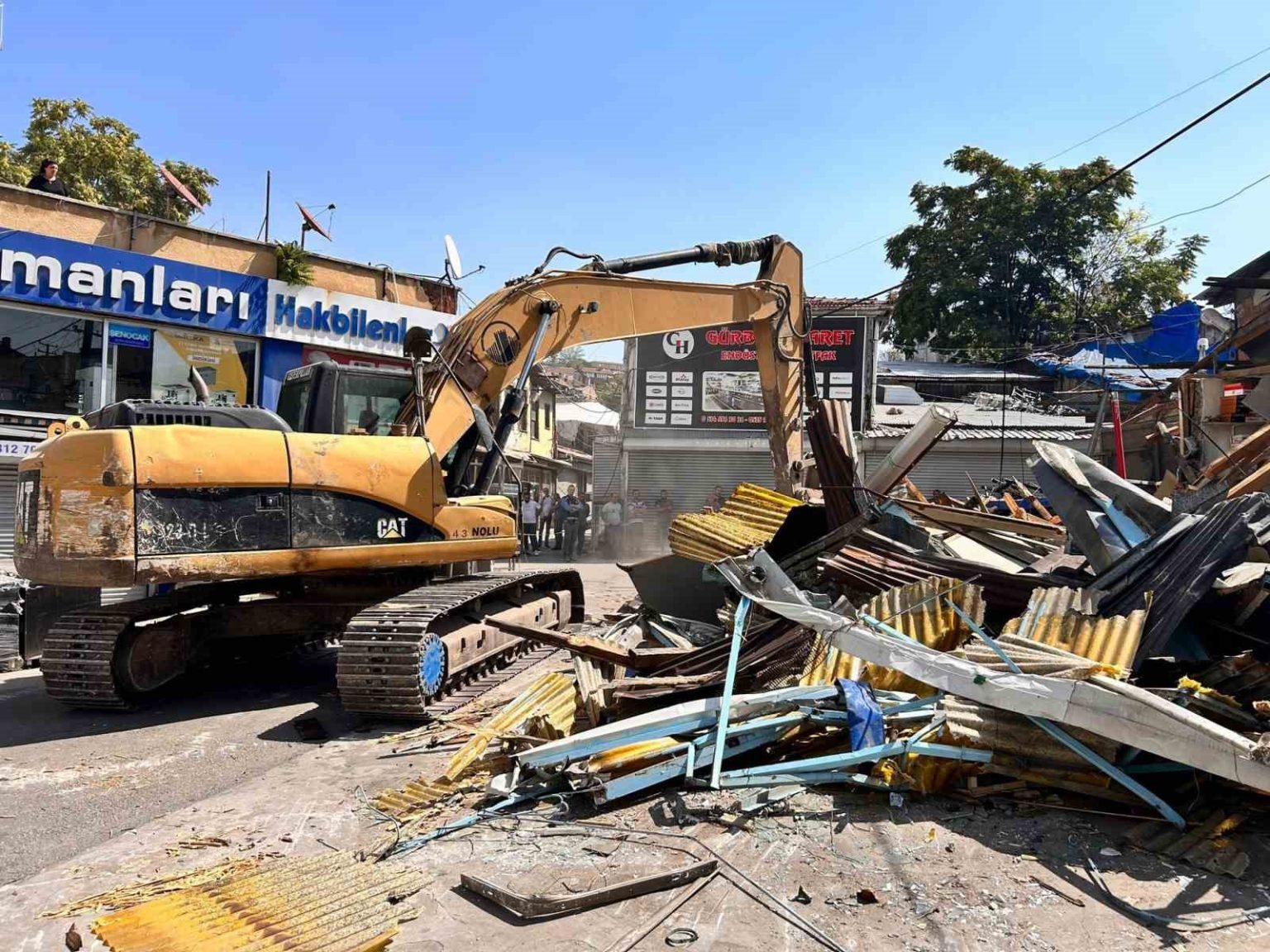 ankaranin-tarihi-itfaiye-meydanindaki-is-yerlerinde-yikim-basladi