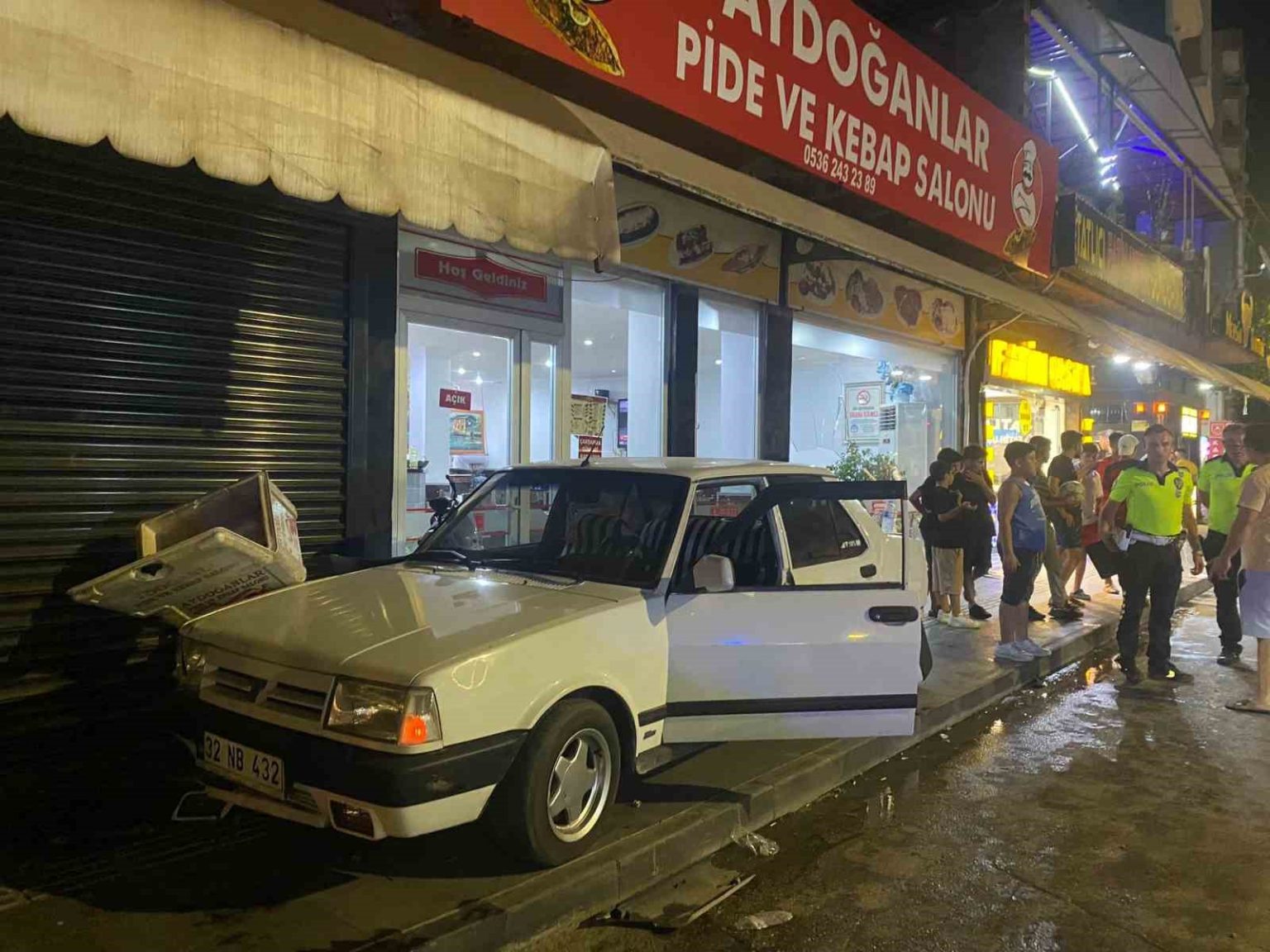 antalyada-dondurma-almak-icin-aracini-park-etmek-isteyen-surucu-hayatinin-sokunu-yasadi