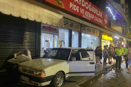 antalyada-dondurma-almak-icin-aracini-park-etmek-isteyen-surucu-hayatinin-sokunu-yasadi