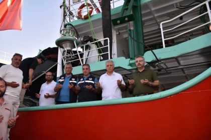 aydinli-balikcilar-vira-bismillah-diyerek-denize-acildi