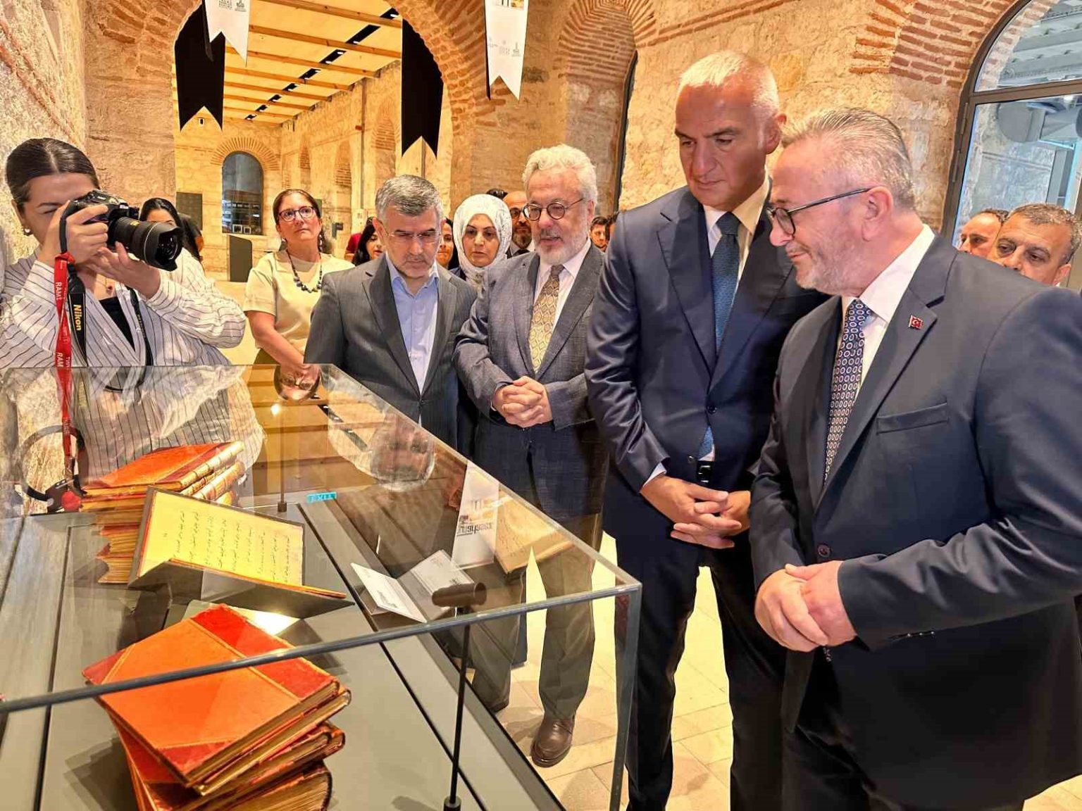 bakan-ersoy-yazma-eserler-tuyek-catisi-altinda-toplanmali